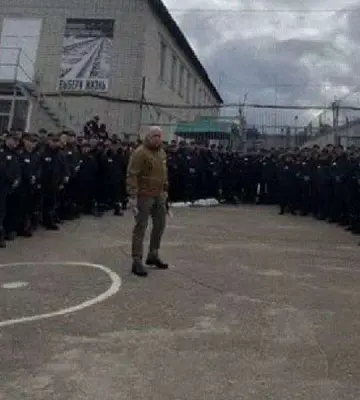 появился ролик, на котором похожий на пригожина мужчина вербует зэков в зону сво (видео) - Сайт Газеты «Совершенно Секретно»