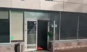 «Задание выполнила»: в Питере пенсионерка кинула горючую смесь в отделение Сбера (ВИДЕО)