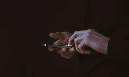 Оператора связи оштрафовали на ₽1,8 млн за пропуск звонков мошенников петербурженке