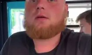 Назвал обезьяной и Чунга-Чангой: в Петербурге наказали хулигана за оскорбление темнокожей девушки (ВИДЕО)