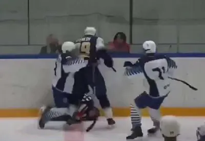 в москве из-за удаления хоккеист избил судью жестким носком конька и клюшкой (видео) - Сайт Газеты «Совершенно Секретно»