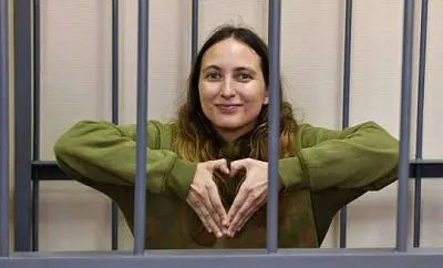 прокурор запросил 8 лет колонии для художницы, которая расклеивала антивоенные ценники в «перекрёстке» - Сайт Газеты «Совершенно Секретно»