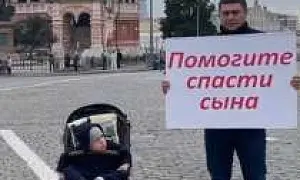 В Москве за пикет у Кремля задержали мужчину, который просил спасти больного сына (ВИДЕО)