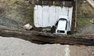 В Московской области рухнул мост, когда по нему проезжала легковая машина (ВИДЕО)