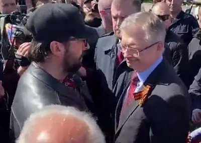 в польше толпа не дала российскому послу возложить цветы у мемориала советским воинам (видео) - Сайт Газеты «Совершенно Секретно»