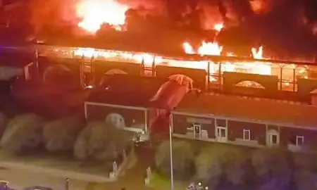 В Петербурге сгорел знаменитый Правобережный рынок. Есть погибший