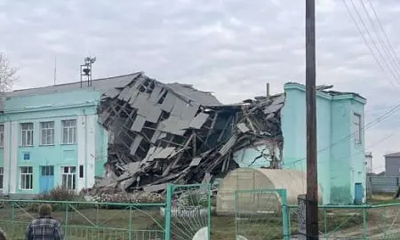 Построенная 90 лет назад школа обрушилась под Новосибирском