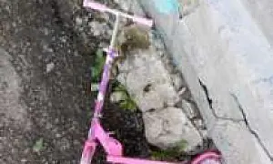 В Новосибирске 5-летняя девочка погибла, после падения с самоката в детском саду