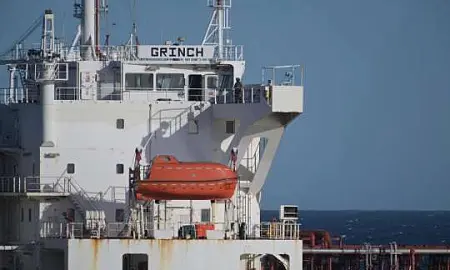Задержанный ВМС Франции танкер Grinch прибыл в порт Марселя