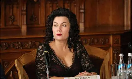 Экс-министр культуры Крыма Новосельская через суд добивается УДО