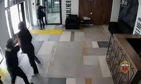 Банда подростков расстреляла охранников московской высотки из сигнального пистолета
