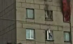 На Сахалине, спасаясь от огня, из окна четвёртого этажа выпрыгнула женщина с ребёнком (ВИДЕО)
