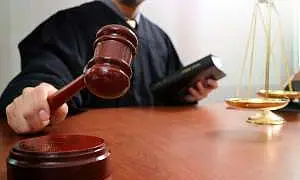 Экс-полковникам таможенной службы назначили девять лет колонии за взятку