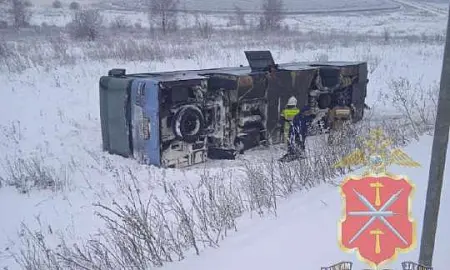 Туристический автобус опрокинулся в Тульской области, пострадали более 30 человек