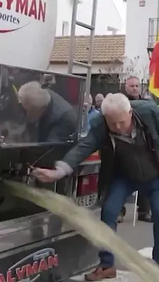 испанские фермеры в знак протеста вылили 25 тысяч литров вина - Сайт Газеты «Совершенно Секретно»