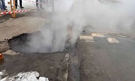 В Оренбурге два человека упали в яму с кипятком из-за обвала грунта