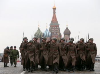 на параде в москве показали войну от обороны москвы до взятия рейхстага