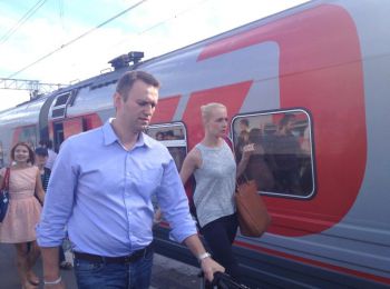 алексей навальный вместе с женой едет на суд в киров поездом