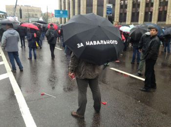 Навального поддержали концертом под дождем