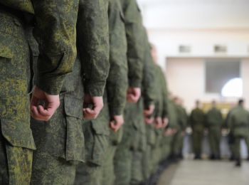 уклонистам от армии запретят покидать россию на 5 лет