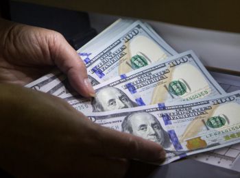 в россии количество фальшивых долларов выросло на 41% за полгода