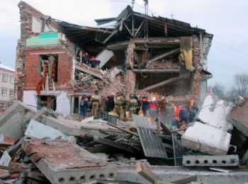 следствие рассматривает несколько версий взрыва жилого дома в хабаровске