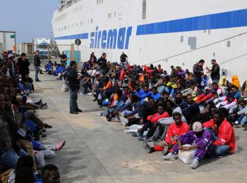 евросоюз будет уничтожать суда нелегальных перевозчиков мигрантов