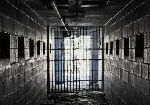 Пожизненно осуждённый убийца 11 человек выиграл три суда у «Почты России»