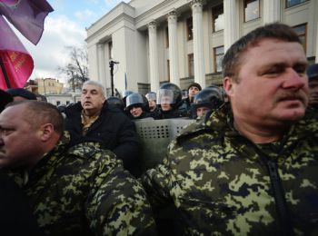 украинцы проводят сразу несколько митингов у здания верховной рады
