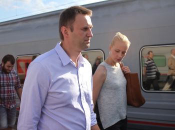 алексей навальный приговорен к пяти годам колонии