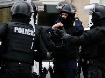 французский спецназ освободил 18 заложников из торгового центра