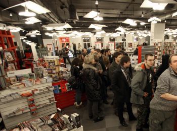 полки книжных магазинов москвы подчищают от нацистской символики к 9 мая