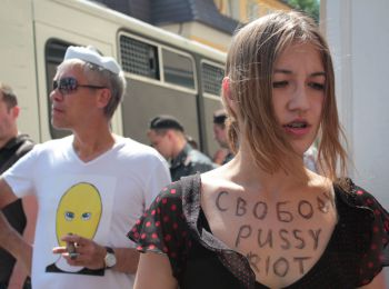 участнице pussy riot алёхиной  разрешили лично участвовать в суде по смягчению наказания