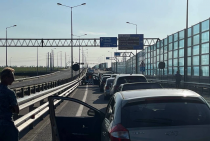 Два больших десантных корабля приступили к работе по перевозке машин с туристами через Керченский пролив