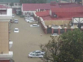 проливной дождь вызвал потоп в сочи: людей эвакуируют спасатели