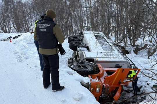Десять рабочих пострадали при падении автобуса с моста в реку на Камчатке