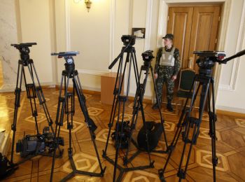 мид украины лишил аккредитации российских журналистов