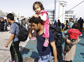 в европу прибыло более 430 тысяч беженцев
