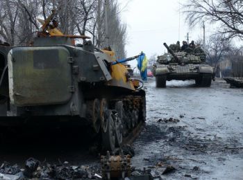 сотни украинских силовиков сдают оружие в дебальцево