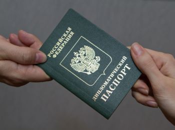 депутаты госдумы сдадут дипломатические паспорта