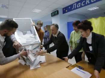 европейские наблюдатели сообщают о подкупе избирателей на украине