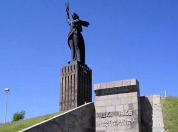в гюмри у памятника «мать армения» убит российский военнослужащий