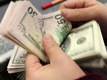 эксперты прогнозируют ажиотаж на доллары летом