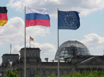 меркель: ес стремится к безопасности в европе вместе с россией