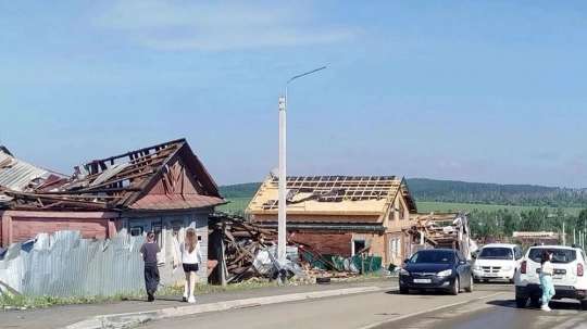 После мощного торнадо в Свердловской области сотни людей остались без крова
