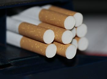 фнс усмотрела в обычной работе табачных компаний схему ухода от налогов