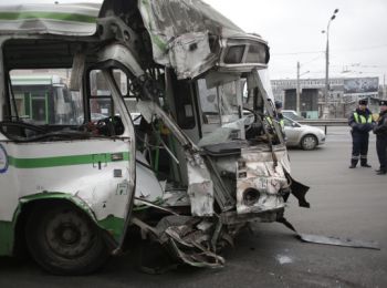 пассажиры рейсового автобуса, врезавшегося в здание на юге москвы, имеют право на компенсацию