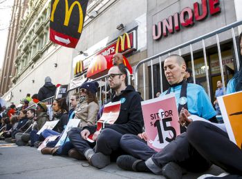 работники mcdonald's бастуют в 230 городах сша, требуя повышения зарплат