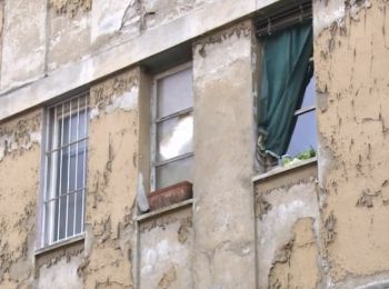жилищный кризис заставил итальянцев жить в аварийных домах, охраняя их с оружием