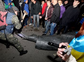 мэр харькова обещает восстановить разрушенный памятник ленину
